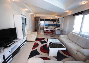 شقة بإطلالة جبلية رائعة ضمن مجمع فاخر في منطقة ماحمود لار – ألانيا