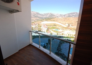 شقة بإطلالة جبلية رائعة ضمن مجمع فاخر في منطقة ماحمود لار – ألانيا