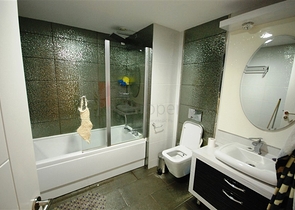 شقة بإطلالة جبلية رائعة ضمن مجمع فاخر في منطقة ماحمود لار – ألانيا