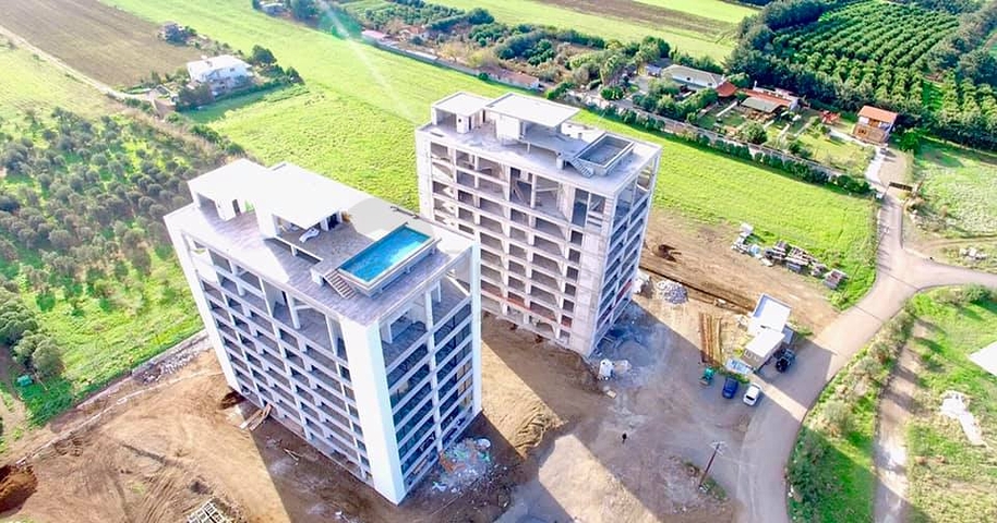 شقق ضمن مجمع جميل على شاطئ البحر قيد الإنشاء شمال مدينة قبرص التركية 