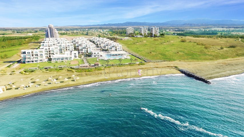 شقق ضمن مجمع جميل على شاطئ البحر قيد الإنشاء شمال مدينة قبرص التركية 