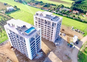 شقق ضمن مجمع جميل على شاطئ البحر قيد الإنشاء شمال مدينة قبرص التركية 