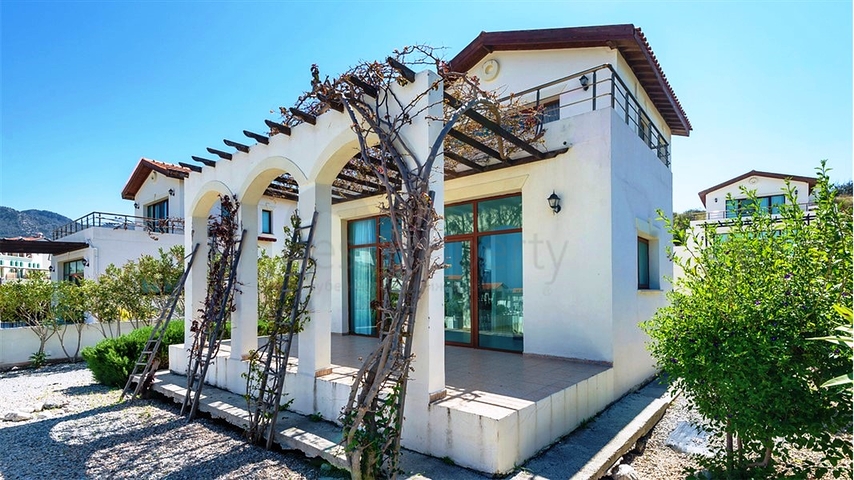 فيلا فاخرة بإطلالة بحرية رائعة في شمال مدينة قبرص التركية