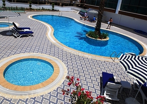 الراحة والإسترخاء والإطلالة الخلابة على البحر كل هذا في شقة ضمن مجمع فاخر في منطقة أوبا – الانيا.