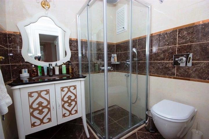 شقة سكنية بإطلالة بحرية رائعة ضمن مجمع عصري في منطقة أوبا – ألانيا