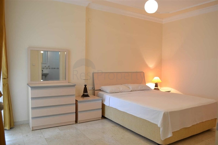 شقة ضمن مجمع سكني على بعد 150 متر من شواطئ البحر الأبيسض المتوسط في منطقة محمود لار – ألانيا