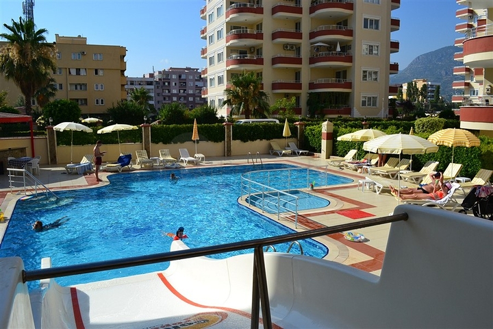 شقة ضمن مجمع سكني على بعد 150 متر من شواطئ البحر الأبيسض المتوسط في منطقة محمود لار – ألانيا