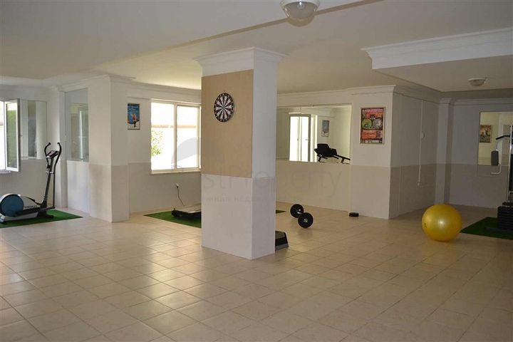 شقة ضمن مجمع سكني على بعد 150 متر من شواطئ البحر الأبيسض المتوسط في منطقة محمود لار – ألانيا