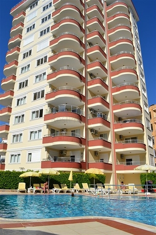 شقة ضمن مجمع سكني على بعد 150 متر من شواطئ البحر الأبيسض المتوسط في منطقة محمود لار – ألانيا