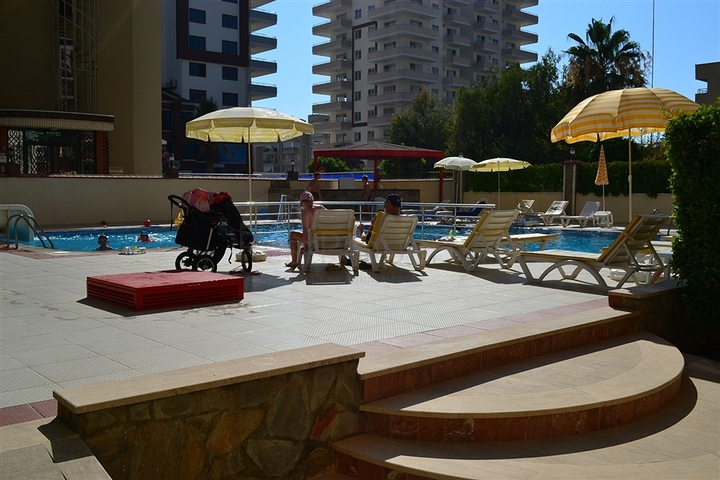 شقة ضمن مجمع سكني على بعد 150 متر من شواطئ البحر الأبيسض المتوسط في منطقة محمود لار – ألانيا