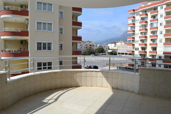 شقة ضمن مجمع سكني على بعد 150 متر من شواطئ البحر الأبيسض المتوسط في منطقة محمود لار – ألانيا