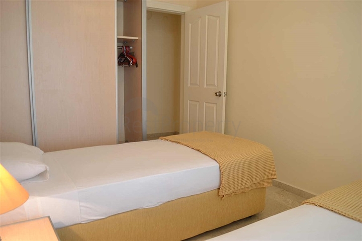 شقة ضمن مجمع سكني على بعد 150 متر من شواطئ البحر الأبيسض المتوسط في منطقة محمود لار – ألانيا