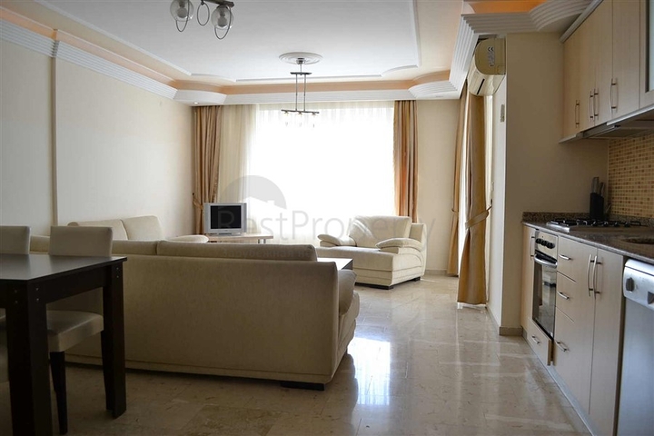 شقة ضمن مجمع سكني على بعد 150 متر من شواطئ البحر الأبيسض المتوسط في منطقة محمود لار – ألانيا