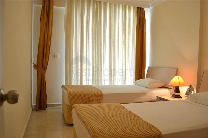 شقة ضمن مجمع سكني على بعد 150 متر من شواطئ البحر الأبيسض المتوسط في منطقة محمود لار – ألانيا