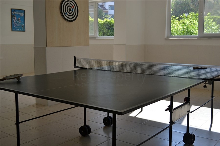 شقة ضمن مجمع سكني على بعد 150 متر من شواطئ البحر الأبيسض المتوسط في منطقة محمود لار – ألانيا