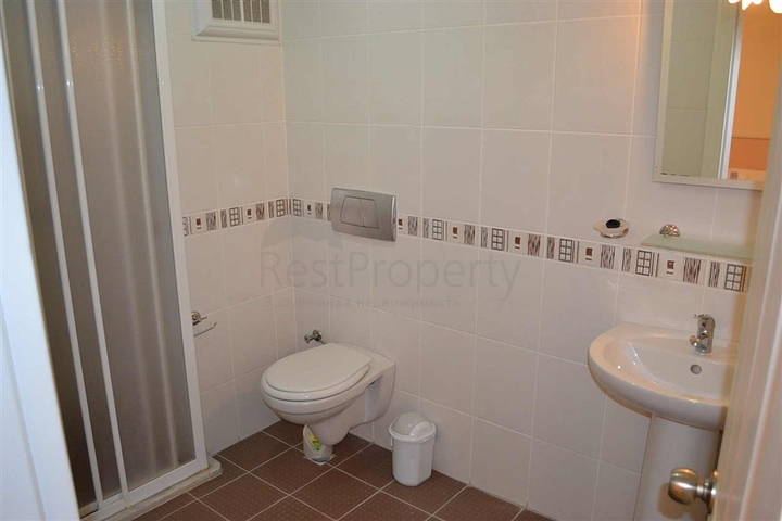 شقة ضمن مجمع سكني على بعد 150 متر من شواطئ البحر الأبيسض المتوسط في منطقة محمود لار – ألانيا