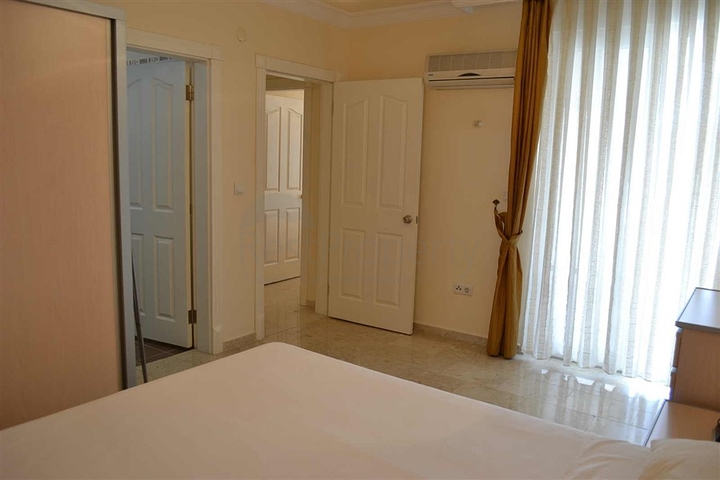 شقة ضمن مجمع سكني على بعد 150 متر من شواطئ البحر الأبيسض المتوسط في منطقة محمود لار – ألانيا