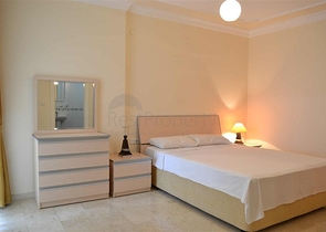 شقة ضمن مجمع سكني على بعد 150 متر من شواطئ البحر الأبيسض المتوسط في منطقة محمود لار – ألانيا