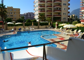 شقة ضمن مجمع سكني على بعد 150 متر من شواطئ البحر الأبيسض المتوسط في منطقة محمود لار – ألانيا