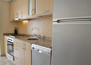 شقة ضمن مجمع سكني على بعد 150 متر من شواطئ البحر الأبيسض المتوسط في منطقة محمود لار – ألانيا