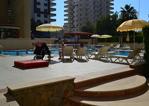 شقة ضمن مجمع سكني على بعد 150 متر من شواطئ البحر الأبيسض المتوسط في منطقة محمود لار – ألانيا