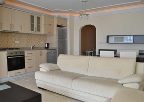 شقة ضمن مجمع سكني على بعد 150 متر من شواطئ البحر الأبيسض المتوسط في منطقة محمود لار – ألانيا