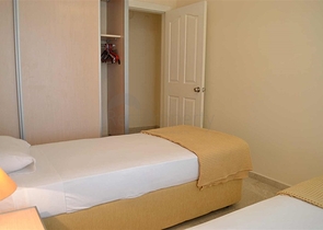 شقة ضمن مجمع سكني على بعد 150 متر من شواطئ البحر الأبيسض المتوسط في منطقة محمود لار – ألانيا