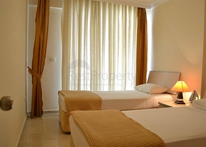 شقة ضمن مجمع سكني على بعد 150 متر من شواطئ البحر الأبيسض المتوسط في منطقة محمود لار – ألانيا