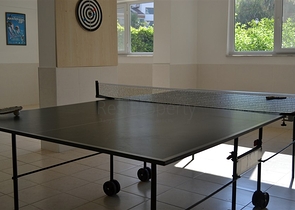 شقة ضمن مجمع سكني على بعد 150 متر من شواطئ البحر الأبيسض المتوسط في منطقة محمود لار – ألانيا