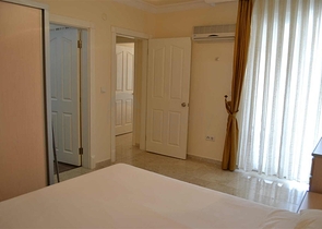 شقة ضمن مجمع سكني على بعد 150 متر من شواطئ البحر الأبيسض المتوسط في منطقة محمود لار – ألانيا