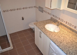 شقة ضمن مجمع سكني على بعد 150 متر من شواطئ البحر الأبيسض المتوسط في منطقة محمود لار – ألانيا