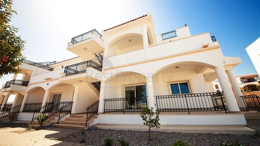 شقق ضمن أحد المجمعات المطلة على البحر في شمال قبرص.