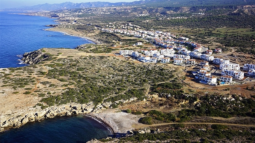 شقق ضمن أحد المجمعات المطلة على البحر في شمال قبرص.