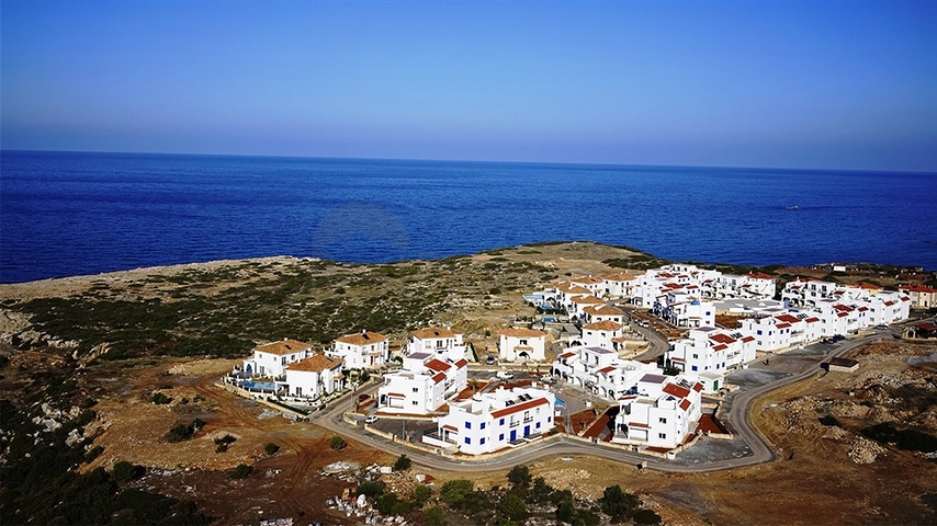 شقق ضمن أحد المجمعات المطلة على البحر في شمال قبرص.