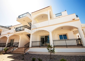 شقق ضمن أحد المجمعات المطلة على البحر في شمال قبرص.