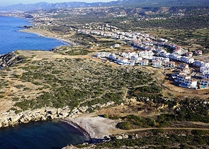 شقق ضمن أحد المجمعات المطلة على البحر في شمال قبرص.