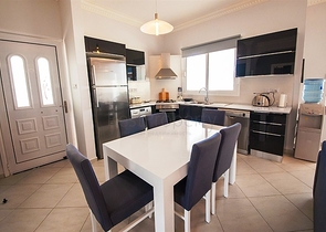 شقق ضمن أحد المجمعات المطلة على البحر في شمال قبرص.