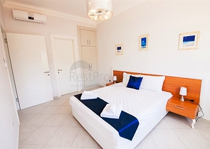 شقق ضمن أحد المجمعات المطلة على البحر في شمال قبرص.