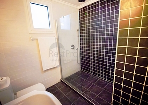 شقق ضمن أحد المجمعات المطلة على البحر في شمال قبرص.