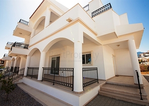 شقق ضمن أحد المجمعات المطلة على البحر في شمال قبرص.