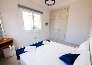 شقق ضمن أحد المجمعات المطلة على البحر في شمال قبرص.