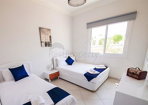 شقق ضمن أحد المجمعات المطلة على البحر في شمال قبرص.