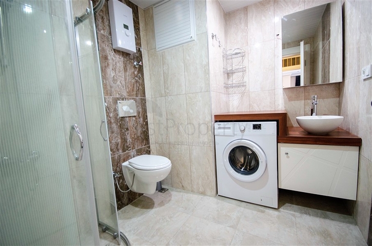 شقة بغرفة نوم وصالة ضمن مجمع مريح في منطقة محمودلار- ألانيا.