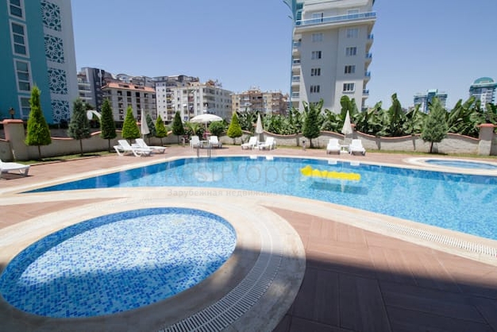 شقة بغرفة نوم وصالة ضمن مجمع مريح في منطقة محمودلار- ألانيا.