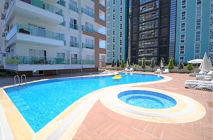 شقة بغرفة نوم وصالة ضمن مجمع مريح في منطقة محمودلار- ألانيا.