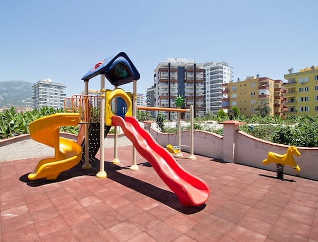 شقة بغرفة نوم وصالة ضمن مجمع مريح في منطقة محمودلار- ألانيا.