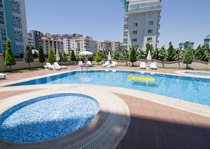 شقة بغرفة نوم وصالة ضمن مجمع مريح في منطقة محمودلار- ألانيا.