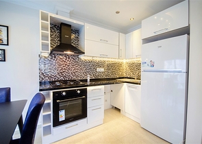 شقة بغرفة نوم وصالة ضمن مجمع مريح في منطقة محمودلار- ألانيا.