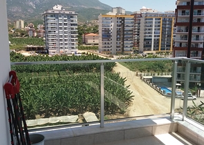 شقة بغرفة نوم وصالة ضمن مجمع مريح في منطقة محمودلار- ألانيا.