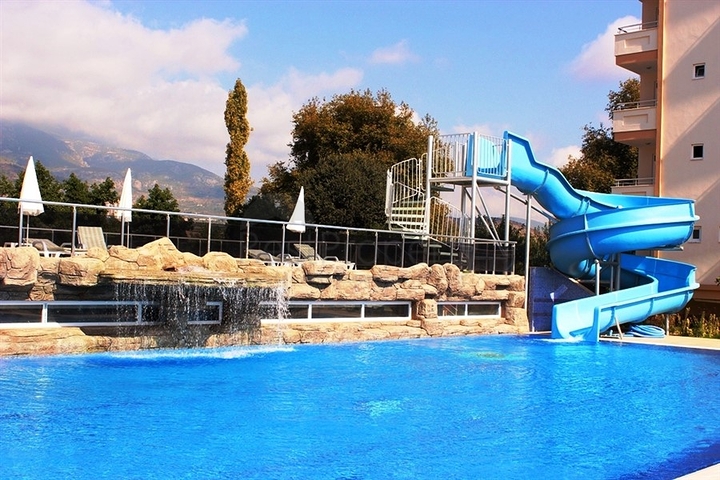 شقة واسعة ضمن مجمع سكني في منطقة ماهموت لار – ألانيا .